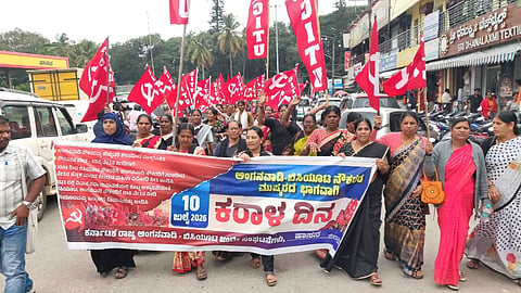 ದೇಶಾದ್ಯಂತ ಸ್ಕೀಮ್ ನೌಕರರ ಕರಾಳ ದಿನಾಚರಣೆಯ ಅಂಗವಾಗಿ ರಾಜ್ಯ ಅಂಗನವಾಡಿ ನೌಕರರ ಸಂಘ ಹಾಗೂ ರಾಜ್ಯ ಅಕ್ಷರ ದಾಸೋಹ (ಬಿಸಿಯೂಟ) ನೌಕರರ ಸಂಘದ ನೇತೃತ್ವದಲ್ಲಿ ಶುಕ್ರವಾರ ಒಂದು ದಿನದ ಮುಷ್ಕರ ನಡೆಸಲಾಯಿತು. ಎಂ.ಬಿ.ಪುಷ್ಪಾ, ಕಾಮಾಕ್ಷಿರಾಜು, ಕೆ.ಪಿ.ವೀಣಾ, ಎಂ.ಮಂಜುಳಾ, ಟಿ.ಎಚ್.ಜಯಂತಿ ಇತರರಿದ್ದರು.