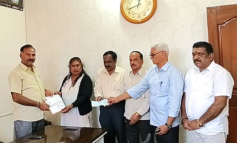 ಹಾಸನ ನಗರದ ಸಂಗಮೇಶ್ವರ ಬಡಾವಣೆಯ, ಮಲೆನಾಡು ಇಂಜಿನಿಯರಿಂಗ್ ಕಾಲೇಜಿನ ನಿವೃತ್ತ ಪ್ರಾಧ್ಯಾಪಕ ದಿ.ಪ್ರೊ.ನೀಲಕಂಠಪ್ಪ  ಮತ್ತು ಎವಿಕೆ ಕಾಲೇಜು ನಿವೃತ್ತ ಪ್ರಾಂಶುಪಾಲೆ ದಿ.ಪ್ರೊ.ಶಾಂತಿ ಸ್ಮರಣಾರ್ಥವಾಗಿ ಅವರ ಪುತ್ರಿ ಪ್ರಿಯಾ ನೀಲಕಂಠಪ್ಪ ಒಟ್ಟು 4 ಲಕ್ಷ ರೂ.ವನ್ನು ದತ್ತಿಯಾಗಿ ಹಸ್ತಾಂತರಿಸಿದರು.