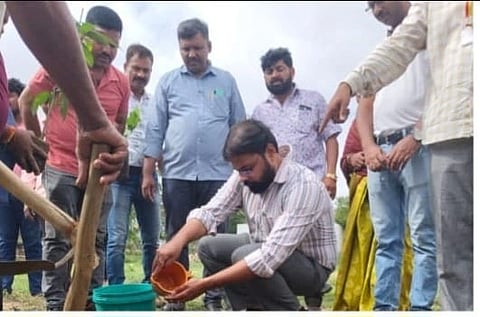 ಶಾಂತಿಗ್ರಾಮ ಕರ್ನಾಟಕ ಪಬ್ಲಿಕ್ ಸ್ಕೂಲ್ (ಕೆಪಿಎಸ್) ಹಾಗೂ ಶಾಂತಿಗ್ರಾಮ ಗ್ರಾಮ ಪಂಚಾಯಿತಿ ವತಿಯಿಂದ ವಿಶ್ವ ಪರಿಸರ ದಿನಾಚರಣೆ ಅಂಗವಾಗಿ ಆಯೋಜಿಸಲಾಗಿದ್ದ ಪರಿಸರ ಜಾಗೃತಿ ಕಾರ್ಯಕ್ರಮವನ್ನು ಸಿಇಒ ಶುಭಂ ಶುಕ್ಲ ಉದ್ಘಾಟಿಸಿದರು. ಮುಖ್ಯ ಶಿಕ್ಷಕಿ ಆರ್.ತನುಜಾ, ಕೃಷ್ಣಪ್ರಸಾದ್, ಶಿಕ್ಷಕರು, ಗ್ರಾಮಸ್ಥರು ಇದ್ದರು.