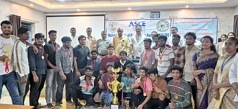 ಹಾಸನ ನಗರದ ಮಲೆನಾಡು ಇಂಜಿನಿಯರಿಂಗ್ ಕಾಲೇಜಿನ ಸಿವಿಲ್ ವಿಭಾಗದಲ್ಲಿ ವಿದ್ಯಾರ್ಥಿಗಳಿಗೆ ವಿವಿಧ ಸ್ಪೋರ್ಟ್ಸ್‌ನಲ್ಲಿ ಗೆದ್ದವರಿಗೆ ಬಹುಮಾನ ವಿತರಿಸಲಾಯಿತು. ಆರ್.ಟಿ.ದ್ಯಾವೇಗೌಡ, ಎಚ್.ಜೆ. ಅಮರೇಂದ್ರ, ಡಾ.ಎಚ್.ಎಸ್. ನರಸಿಂಹನ್, ಎ.ಜೆ. ಕೃಷ್ಣಯ್ಯ, ಡಾ.ಶಿವಶಂಕರ್, ಮಂಜುನಾಥ್, ಬಿ.ಎನ್.ಬೃಂದಾ, ಆರ್.ಬಿ.ಶ್ರುತಿ ಇತರರಿದ್ದರು.