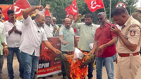ಅಗತ್ಯ ವಸ್ತುಗಳ ಬೆಲೆ ಏರಿಕೆ ಖಂಡಿಸಿ ಸಿಪಿಐ(ಎಂ) ಕಾರ್ಯಕರ್ತರು ಹಾಸನ ನಗರದಲ್ಲಿ ಪ್ರಧಾನಿ ನರೇಂದ್ರ ಮೋದಿ ಅವರ ಪ್ರತಿಕೃತಿ ದಹಿಸಿ ಪ್ರತಿಭಟನೆ ನಡೆಸಿದರು. ಸಿಐಟಿಯು ಜಿಲ್ಲಾಧ್ಯಕ್ಷ ಧರ್ಮೇಶ್, ಜಿಲ್ಲಾ ಕಾರ್ಯದರ್ಶಿ ಎಚ್.ಆರ್. ನವೀನ್‌ಕುಮಾರ್, ಸ್ಥಳೀಯ ಸಮಿತಿ ಕಾರ್ಯದರ್ಶಿ ಎಂ.ಜಿ.ಪೃಥ್ವಿ ಇತರರಿದ್ದರು.