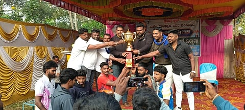 ಸಕಲೇಶಪುರ ತಾಲೂಕಿನ ಸುಳ್ಳಕ್ಕಿ ಗ್ರಾಮದಲ್ಲಿ ಫ್ರೆಂಡ್ಸ್ ಕ್ಲಬ್ ವತಿಯಿಂದ ಹಮಿಕೊಂಡಿದ್ದ ಪ್ರಥಮ ವರ್ಷದ ಹೊನಲು ಬೆಳಕಿನ ವಾಲಿಬಾಲ್ ಪಂದ್ಯಾವಳಿಯಲ್ಲಿ ಜಗ್ಗಿಬಾಯ್ಸಿ  ಪ್ರಥಮ ಸ್ಥಾನ ಪಡೆದುಕೊಂಡಿತು.