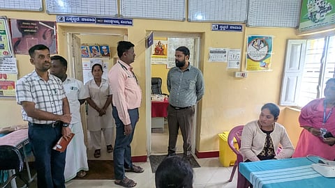 ಉಂಡಿಗನಾಳು ಗ್ರಾಮ ಪಂಚಾಯಿತಿಯ ಪ್ರಾಥಮಿಕ ಚಿಕಿತ್ಸಾ ಕೇಂದ್ರಕ್ಕೆ ಸಿಇಒ ಶುಭಂ ಶುಕ್ಲ ಭೇಟಿ ನೀಡಿ ಮಾಹಿತಿ ಪಡೆದರು. ಕಾರ್ಯಪಾಲಕ ಅಭಿಯಂತರ, ಸಹಾಯಕ ಕಾರ್ಯಪಾಲಕ ಅಭಿಯಂತರ, ಇತರ ಅಧಿಕಾರಿಗಳು ಇದ್ದರು.