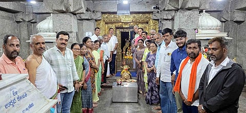 ಪ್ರಧಾನಿ ನರೇಂದ್ರ ಮೋದಿ ಅವರು ದೇಶದ ಪ್ರಧಾನಿಯಾಗಿ 12 ವರ್ಷಗಳನ್ನು ಯಶಸ್ವಿಯಾಗಿ ಪೂರೈಸಿದ ಹಿನ್ನೆಲೆಯಲ್ಲಿ ಬಿಜೆಪಿ ವತಿಯಿಂದ ನಗರದ ಶ್ರೀ ಹಾಸನಾಂಬ ಮತ್ತು ಶ್ರೀ ಸಿದ್ದೇಶ್ವರ ದೇವಾಲಯದಲ್ಲಿ ವಿಶೇಷ ಪೂಜೆ ಸಲ್ಲಿಸಲಾಯಿತು. ಬಿಜೆಪಿ ಜಿಲ್ಲಾಧ್ಯಕ್ಷ ಸಿದ್ದೇಶ್ ನಾಗೇಂದ್ರ, ಅಮಿತ್ ಶೆಟ್ಟಿ, ಮಹಿಳಾ ಮೋರ್ಚಾ ಘಟಕದ ಅಧ್ಯಕ್ಷೆ ನೇತ್ರಾವತಿ ಮಂಜುನಾಥ್, ಮುಖಂಡರಾದ ಎಸ್.ಡಿ. ಚಂದ್ರು, ಆರ್. ಮೋಹನ್, ಬಿ.ಎಚ್. ನಾರಾಯಣಗೌಡ ಇತರರು ಇದ್ದರು.