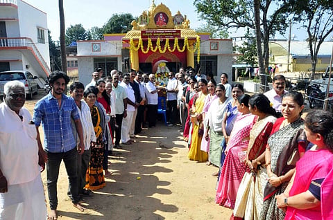 ಸುತ್ತೂರು ಜಾತ್ರಾ ಮಹೋತ್ಸವ ಅಂಗವಾಗಿ ಸಂಚರಿಸುತ್ತಿರುವ ಪ್ರಚಾರದ ರಥ ಬುಧವಾರ ನಗರಕ್ಕೆ ಆಗಮಿಸಿದಾಗ ಅಖಿಲ ಭಾರತ ವೀರಶೈವ ಲಿಂಗಾಯತ ಮಹಾಸಭಾದಿಂದ ಪೂಜೆ ಸಲ್ಲಿಸುವ ಮೂಲಕ ಬರಮಾಡಿಕೊಳ್ಳಲಾಯಿತು.