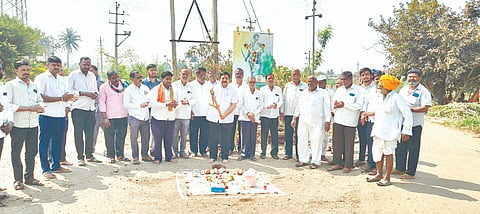 ರಾಯಬಾಗ ಮತಕ್ಷೇತ್ರದ ವ್ಯಾಪ್ತಿಯ ರಸ್ತೆ ಅಭಿವೃದ್ಧಿ ಕಾಮಗಾರಿಗೆ ದುರ್ಯೋಧನ ಐಹೊಳೆ ಚಾಲನೆ ನೀಡಿದರು. ಸುರೇಶ ಬೆಲ್ಲದ, ಸದಾಶಿವ ಘೋರ್ಪಡೆ, ಬಸಲಿಂಗ ಕಾಡೇಶಗೋಳ, ಸತೀಶ ಜಾಗನೂರೆ ಇತರರಿದ್ದರು.