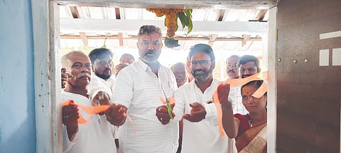 ಗೊರಗುದ್ದಿ ಗ್ರಾಮದಲ್ಲಿ ನಿರ್ಮಿಸಿದ ಗ್ರಂಥಾಲಯ ಹಾಗೂ ಮಾಹಿತಿ ಕೇಂದ್ರವನ್ನು ಶಾಸಕ ವಿಶ್ವಾಸ ವೈದ್ಯ ಉದ್ಘಾಟಿಸಿದರು. ಕೀರಪ್ಪ ಹದ್ದನ್ನವರ, ಶಂಕರ ಇಟ್ನಾಳ, ಪ್ರಕಾಶ ವಾಲಿ, ನೀಲಕಂಠ ಸಿದಬಸನ್ನವರ ಇತರರಿದ್ದರು.