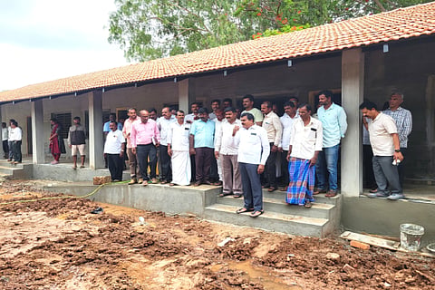 ದೇವನೂರು ಸರ್ಕಾರಿ ಹಿರಿಯ ಪ್ರಾಥಮಿಕ ಶಾಲೆಯಲ್ಲಿ ನೂತನವಾಗಿ ನಿರ್ಮಿಸುತ್ತಿರುವ ನಾಲ್ಕು ಕೊಠಡಿಗಳ ಕಾಮಗಾರಿಯನ್ನು ಶಾಸಕ ಎಚ್.ಡಿ. ತಮ್ಮಯ್ಯ ಪರಿಶೀಲಿಸಿದರು. 
