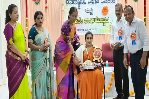 ಕಾರ್ಗಲ್‌ನಲ್ಲಿ ಕೆಪಿಸಿ ಮಹಿಳಾ ಉದ್ಯೋಗಿಗಳ ಬಳಗ ಆಯೋಜಿಸಿದ್ದ ವಿಶ್ವ ಮಹಿಳಾ ದಿನಾಚರಣೆ, ಬಳಗದ ವಾರ್ಷಿಕೋತ್ಸವದಲ್ಲಿ ಬಾಲ ನ್ಯಾಯ ಮಂಡಳಿ ಸದಸ್ಯೆ ರೇಖಾ ಅವರನ್ನು ಸನ್ಮಾನಿಸಲಾಯಿತು. ಎಚ್.ವಿ.ಪೂರ್ಣಿಮಾ, ಎಸ್.ದಿವ್ಯಾ, ಎಂ.ಮಾದೇಶ್, ಆರ್.ಶಿವಕುಮಾರ್ ಇತರರಿದ್ದರು.