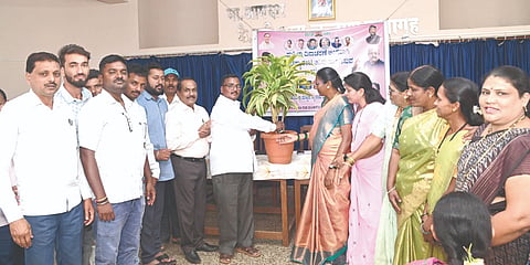 ಖಾನಾಪುರ ಪಟ್ಟಣದಲ್ಲಿ ಹಮ್ಮಿಕೊಂಡಿದ್ದ ಮಹಿಳಾ ದಿನಾಚರಣೆ ಮತ್ತು ಸಾರ್ವಜನಿಕ ಜಾಗೃತಿ ಕಾರ್ಯಕ್ರಮವನ್ನು ಗಣ್ಯರು ಉದ್ಘಾಟಿಸಿದರು. ಸೂರ್ಯಕಾಂತ ಕುಲಕರ್ಣಿ, ರಮೇಶ ಮೇತ್ರಿ, ವಿಕ್ರಮ ಕೆ.ಬಿ., ವೈಷ್ಣವಿ ಪಾಟೀಲ, ಅನಿತಾ ದಂಡಗಲ್​, ಗೀತಾ ಅಂಬಟಗಟ್ಟಿ ಇತರರಿದ್ದರು.