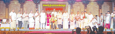  ಸಸಿಹಿತ್ಲು ಧಾರ್ಮಿಕ ಸಭೆಯಲ್ಲಿ ಬ್ರಹ್ಮಕಲಶೋತ್ಸವ ಸಮಿತಿ ಅಧ್ಯಕ್ಷ ನಳಿನ್ ಕುಮಾರ್ ಕಟೀಲ್ ಅವರನ್ನು ಗೌರವಿಸಲಾಯಿತು. ಶ್ರೀ ಕ್ಷೇತ್ರ ಸಸಿಹಿತ್ಲು ದೇವಸ್ಥಾನ ಆಡಳಿತ ಮೊಕ್ತೇಸರ ಚಂದ್ರಶೇಖರ ಬೆಳ್ಚಡ,  ಶಾಸಕಿ ಭಾಗೀರಥಿ ಮುರುಳ್ಯ, ದ.ಕ. ಜಿಲ್ಲಾ ಕೇಂದ್ರ ಸಹಕಾರಿ ಬ್ಯಾಂಕ್ ನಿರ್ದೇಶಕ ಐಕಳಬಾವ ದೇವಿಪ್ರಸಾದ್ ಶೆಟ್ಟಿ, ಉದ್ಯಮಿ ಏಕನಾಥ್ ಎಸ್.ಅಮೀನ್ ಇತರರಿದ್ದರು.
