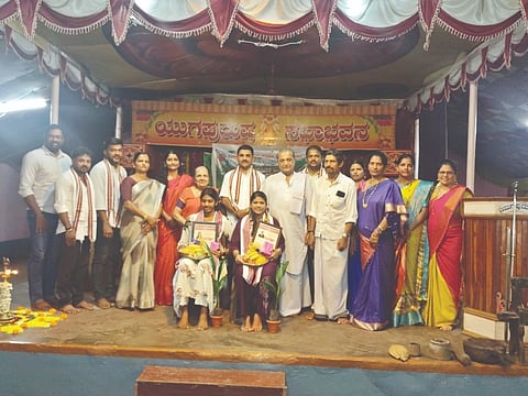  ಕಿನ್ನಿಗೋಳಿ ಭ್ರಾಮರೀ ಮಹಿಳಾ ಸಮಾಜದ 19ನೇ ವಾರ್ಷಿಕೋತ್ಸವ, ಆಟಿ ಆಚರಣೆ ಕಾರ್ಯಕ್ರಮದಲ್ಲಿ ಸಾಧಕರನ್ನು ಸನ್ಮಾನಿಸಲಾಯಿತು. ಯುಗಪುರುಷದ ಸಂಪಾದಕ ಭುವನಾಭಿರಾಮ ಉಡುಪ, ಕಟೀಲು ಪದವಿ ಕಾಲೇಜಿನ ಮಾಜಿ ಪ್ರಾಧ್ಯಾಪಕಿ ಆಶಾಲತಾ ಶೆಟ್ಟಿ ಮತ್ತಿತರರಿದ್ದರು.  