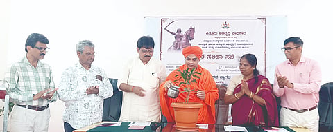 ಚನ್ನಮ್ಮನ ಕಿತ್ತೂರು ತಾಲೂಕು ಆಡಳಿತ ಸೌಧದಲ್ಲಿ ಹಮ್ಮಿಕೊಂಡಿದ್ದ ಕಿತ್ತೂರು ಸಂಸ್ಥಾನದ ಐತಿಹಾಸಿಕ ಸಂರಣೆ ಹಾಗೂ ಅಭಿವೃದ್ಧಿಗೆ ಸಂಬಂಧಿತ ತರ ಸಲಹಾ ಸಮಿತಿ ಸಭೆಯನ್ನು ಮಡಿವಾಳ ರಾಜಯೋಗಿಂದ್ರ ಸ್ವಾಮೀಜಿ ಉದ್ಘಾಟಿಸಿದರು. ಶಾಸಕ ಬಾಬಾಸಾಹೇಬ ಪಾಟೀಲ, ಕೆ.ಎಂ.ಜಾನಕಿ, ಡಾ.ಸರಜೂ ಕಾಟ್ಕರ, ಸಂತೋಷ ಹಾನಗಲ್ಲ ಇದ್ದರು.