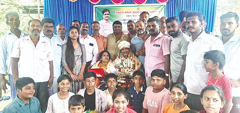 ಕಿಕ್ಕೇರಿ ಹೋಬಳಿಯ ಬೂವನಹಳ್ಳಿ ಗ್ರಾಮದ ಸರ್ಕಾರಿ ಕಿರಿಯ ಪ್ರಾಥಮಿಕ ಶಾಲೆ ಶಿಕ್ಷಕರಾಗಿ ಕರ್ತವ್ಯ ನಿರ್ವಹಿಸಿ ನಿವೃತ್ತರಾದ ಶಿಕ್ಷಕ ಡಿ.ಎಲ್. ಮಹೇಶ್ ಅವರಿಗೆ ಗ್ರಾಮಸ್ಥರು ಶುಕ್ರವಾರ ಬೀಳ್ಕೊಡುಗೆ ನೀಡಿದರು. ಅನಿಲ್‌ಕುಮಾರ್, ಎಲ್.ಎಸ್, ಧರ್ಮಪ್ಪ, ಶ್ವೇತಾ ಕುಮಾರ್, ಶಿವಲಿಂಗ, ರಾಮೇಗೌಡ, ಶ್ರೀನಿವಾಸ್, ಪುಟ್ಟಪ್ಪ, ಮಂಜುನಾಥ್ ಇತರರು ಇದ್ದರು.