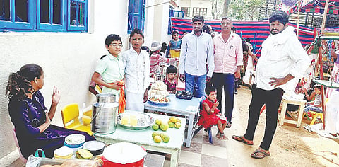ಕಿಕ್ಕೇರಿ ರಾಯಲ್ ಸ್ಕೂಲ್‌ನಲ್ಲಿ ಶನಿವಾರ ಸಂಭ್ರಮದಿಂದ ಮಕ್ಕಳ ಸಂತೆ ನಡೆಸಿದರು. 
