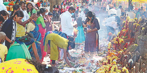 ಕಿಕ್ಕೇರಿ ಹೋಬಳಿಯ ಸಾಸಲು ಗ್ರಾಮದಲ್ಲಿರುವ ನಾಗಬನದಲ್ಲಿ ಕಾರ್ತಿಕ ಮಾಸದ ಸೋಮವಾರ ಭಕ್ತರು ನಾಗರಕಲ್ಲು, ಹುತ್ತಕ್ಕೆ  ಸಲ್ಲಿಸಿದರು.