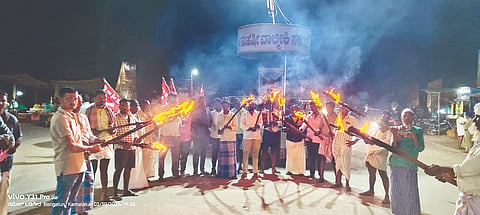 ಅಖಿಲ ಭಾರತ ಮುಷ್ಕರ ಭಾಗವಾಗಿ ಕನಕಗಿರಿಯಲ್ಲಿ ಮಂಗಳವಾರ ಸಿಐಟಿಯು ಹಾಗೂ ಜೆಸಿಟಿಯುನಿಂದ ಪಂಜಿನ ಮೆರವಣಿಗೆ ನಡೆಯಿತು. ಸಿಐಟಿಯು ತಾಲೂಕು ಅಧ್ಯಕ್ಷ ಮಲ್ಲಪ್ಪ ಮ್ಯಾಗಡೆ, ಎಸ್‌ಎಫ್‌ಐ ಜಿಲ್ಲಾಧ್ಯಕ್ಷ ಶಿವಕುಮಾರ್ ಪಾಮಣ್ಣ, ಪರಶುರಾಮ, ಶಿವಕುಮಾರ ಇತರರಿದ್ದರು.