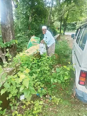 ಕೊಪ್ಪ ಹೊರವಲಯ ಸಿಗದಾಳು ಘಾಟಿಯಲ್ಲಿ ವ್ಯಕ್ತಿಯೋರ್ವ ಕಸ ಎಸೆಯುತ್ತಿರುವುದು.