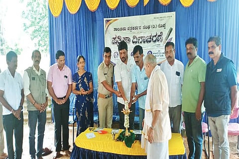 ಕುದುರೆಗುಂಡಿಯ ಸರ್ಕಾರಿ ಪ್ರೌಢಶಾಲೆಯಲ್ಲಿ ಹಮ್ಮಿಕೊಂಡಿದ್ದ ಪತ್ರಿಕಾ ದಿನಾಚರಣೆ ಕಾರ್ಯಕ್ರಮವನ್ನು ಶಾಲಾಭಿವದ್ಧಿ ಸಮಿತಿ ಅಧ್ಯಕ್ಷ ಪಾಪಣ್ಣ ಉದ್ಘಾಟಿಸಿದರು.  