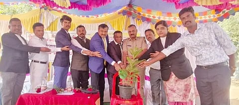 ಕುಷ್ಟಗಿಯ ಪೊಲೀಸ್ ಠಾಣೆ ಆವರಣದಲ್ಲಿ ಬುಧವಾರ ಏರ್ಪಡಿಸಿದ್ದ ಕಾನೂನು ಅರಿವು-ನೆರವು ಕಾರ್ಯಕ್ರಮವನ್ನು ಹಿರಿಯ ಸಿವಿಲ್ ನ್ಯಾಯಾಧೀಶ ಆರ್. ಮಂಜುನಾಥ ಉದ್ಘಾಟಿಸಿದರು. ಪ್ರಧಾನ ಸಿವಿಲ್ ನ್ಯಾಯಾಧೀಶ ಎಂ.ಎಲ್. ಪೂಜೇರಿ, ಹೆಚ್ಚುವರಿ ಸಿವಿಲ್ ನ್ಯಾಯಾಧೀಶ ಮಹಾಂತೇಶ ಚೌವಲಗಿ ಇತರರಿದ್ದರು. 