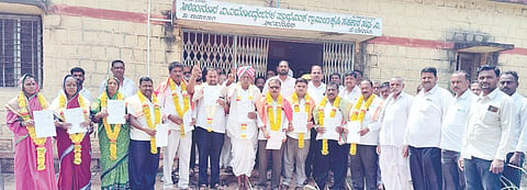 ಅಲಖನೂರ ಗ್ರಾಮದ ವಿವಿಧೋದ್ದೇಶ ಪ್ರಾಥಮಿಕ ಗ್ರಾಮೀಣ ಕೃಷಿ ಸಹಕಾರ ಸಂಘಕ್ಕೆ ಅಧ್ಯಕ್ಷರಾಗಿ ಇಟ್ಟಪ್ಪ ಹಟ್ಟಿಮನಿ, ಉಪಾಧ್ಯಕ್ಷರಾಗಿ ರಾಜು ಯಲ್ಲಟ್ಟಿ ಹಾಗೂ ಆಡಳಿತ ಮಂಡಳಿ ಸದಸ್ಯರನ್ನು ಸನ್ಮಾನಿಸಲಾಯಿತು.