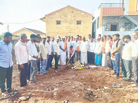 ಕೊಳವಿ ಗ್ರಾಮದಲ್ಲಿ ಪ್ರಾಥಮಿಕ ಆರೋಗ್ಯ ಕೇಂದ್ರದ ಕಟ್ಟಡ ನಿರ್ಮಾಣ ಕಾಮಗಾರಿಗೆ ಮುಖಂಡ ಸುರೇಶ ಸನದಿ ಭೂಮಿಪೂಜೆ ನೆರವೇರಿಸಿದರು. ಬಸಯ್ಯ ಸ್ವಾಮೀಜಿ, ಕರೆಪ್ಪ ಬಡಿಗವಾಡ, ಲಕ್ಷಪ್ಪ ಕಾಂಬಳಿ ಇತರರಿದ್ದರು.