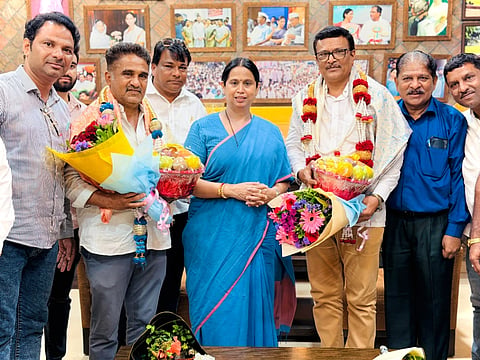  ಬೆಳಗಾವಿ ನಗರದ ಗೃಹ ಕಚೇರಿಯಲ್ಲಿ ಗುರುವಾರ ಲಕ್ಷ್ಮೀ ಹೆಬ್ಬಾಳ್ಕರ ಅವರು ಬಸವರಾಜ ಶೇಗಾವಿ ಹಾಗೂ ರಾಜಾಸಲೀಂ ಕಾಶೀಮನವರ ಸನ್ಮಾನಿಸಿದರು. ಮಲ್ಲೇಶ ಚೌಗುಲೆ ಇತರರಿದ್ದರು.