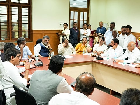 ಬೆಳಗಾವಿ ಸುವರ್ಣ ವಿಧಾನಸೌಧದ ಸಭಾಂಗಣದಲ್ಲಿ ಗುರುವಾರ ಸಕ್ಕರೆ ಕಾರ್ಖಾನೆ ಪದಾಧಿಕಾರಿಗಳು ಸಿಎಂ ಡಿ.ಕೆ.ಶಿವಕುಮಾರ ಅವರೊಂದಿಗೆ ಚರ್ಚಿಸಿದರು. ಡಿಸಿಎಂ ಡಾ.ಜಿ.ಪರಮೇಶ್ವರ, ಸಚಿವ ಸತೀಶ ಜಾರಕಿಹೊಳಿ, ಲಕ್ಷ್ಮೀ ಹೆಬ್ಬಾಳ್ಕರ್, ಲಕ್ಷ್ಮಣ ಸವದಿ, ಚನ್ನರಾಜ ಹಟ್ಟಿಹೊಳಿ ಇತರರಿದ್ದರು.