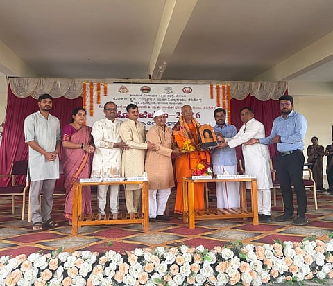 ಬೈಲಹೊಂಗಲ ತಾಲೂಕಿನ ತೆನಿಕೊಳ್ಳದ ಕೆಎಲ್‌ಇ ಕೃಷಿ ಮಹಾವಿದ್ಯಾಲಯ ಸಭಾಂಗಣದಲ್ಲಿ ಗುರುವಾರ ಹಮ್ಮಿಕೊಂಡಿದ್ದ ಹೊಂಬೆಳಕು-26 ಸಾಂಸ್ಕೃತಿಕ ಕಾರ್ಯಕ್ರಮದಲ್ಲಿ ವಿಜಯಾನಂದ ಸರಸ್ವತಿ ಸ್ವಾಮೀಜಿ  ಗೌರವಿಸಿದರು.  ಡಾ. ಬಿ. ಡಿ. ಬಿರಾದಾರ, ಡಾ.ಮಂಜುನಾಥ ಚೌರಡ್ಡಿ, ಶಂಕರಗೌಡ ಪಾಟೀಲ ಇತರರಿದ್ದರು.
