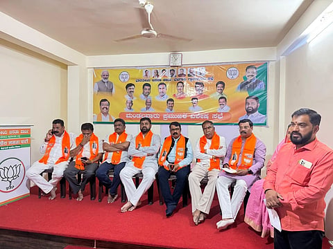  ಬೆಳಗಾವಿ ನಗರದ ಬಿಜೆಪಿ ಗ್ರಾಮೀಣ ಕಚೇರಿಯಲ್ಲಿ ಬಿಜೆಪಿ ಮಂಗಳವಾರ ಸಂಘನಾತ್ಮಕ ಸಭೆಯಲ್ಲಿ  ಸುಭಾಷ ಪಾಟೀಲ ಮಾತನಾಡಿದರು, ಸಂಜಯ ಪಟೀಲ, ಡಾ.ವಿಶ್ವನಾಥ ಪಾಟೀಲ, ವಿಠ್ಠಲ ಹಲಗೇಕರ ಇತರರಿದ್ದರು.