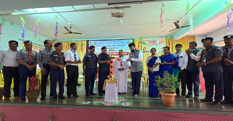  ಬೆಳಗಾವಿ  ಸೇಂಟ ಅಂಥೋನಿ ಕನ್ನಡ ಪ್ರಾಥಮಿಕ ಶಾಲೆಯಲ್ಲಿ  ಸೋಮವಾರ ಹಮ್ಮಿಕೊಂಡಿದ್ದ ರಾಜ್ಯ ಪುರಸ್ಕಾರ ಪ್ರಶಸ್ತಿ ಪತ್ರ ವಿತರಣಾ ಸಮಾರಂಭವನ್ನು ಪಿ.ಜಿ.ಆರ್.ಸಿಂಧ್ಯಾ, ರಾಹುಲ ಶಿಂಧೆ ಉದ್ಘಾಟಿಸಿದರು. ಅಂಬಿಕಾ ಬ್ರಹ್ಮಕುಮಾರಿ, ಎಸ್.ಬಿ.ಕೊಂಗವಾಡ, ಗಜಾನನ ಮನ್ನಿಕೇರಿ ಇತರರಿದ್ದರು.