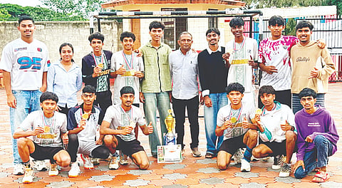 ಜಿಲ್ಲಾ ಮಟ್ಟದ ಆಹ್ವಾನಿತ ಹ್ಯಾಂಡ್‌ಬಾಲ್ ಪಂದ್ಯಾವಳಿಯಲ್ಲಿ ಚಾಂಪಿಯನ್ ಪಟ್ಟ ಗಳಿಸಿದ ಗೋಣಿಕೊಪ್ಪಲು ಕಾವೇರಿ ಪಿಯು ಕಾಲೇಜು ತಂಡ. ಎಂ.ಟಿ.ಸಂತೋಷ್, ಹರ್ಷಿತ್ ಇದ್ದರು.
