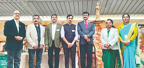 ಕುಶಾಲನಗರ ಜ್ಞಾನಗಂಗಾ ವಸತಿ ಶಾಲೆಯ ಇಂಟರ‌್ಯಾಕ್ಟ್ ಕ್ಲಬ್ ನೂತನ ಪದಾಧಿಕಾರಿಗಳ ಪದಗ್ರಹಣ ಸಮಾರಂಭದಲ್ಲಿ ಗಣ್ಯರು ಪಾಲ್ಗೊಂಡಿದ್ದರು. ಜಗದೀಶ್ ಪ್ರಶಾಂತ್, ಬಿ.ಜಿ. ಅನಂತಶಯನ, ಸುಧೀರ್, ಸತ್ಯ ಸುಲೋಚನ, ರಾಜೇಶ್ ಇದ್ದರು.