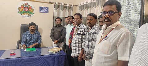 ಮುದಗಲ್ ಪುರಸಭೆಯಲ್ಲಿ ಲಿಂಗಸಗೂರು ಸಹಾಯಕ ಆಯುಕ್ತ ಬಸವಣೆಪ್ಪ ಕಲಶೆಟ್ಟಿ ಸೋಮವಾರ ಆಡಳಿತಾಧಿಕಾರಿಯಾಗಿ ಅಧಿಕಾರ ವಹಿಸಿಕೊಂಡರು. ಮುಖ್ಯಾಧಿಕಾರಿ ಪ್ರವೀಣ ಭೋಗಾರ, ವ್ಯವಸ್ಥಾಪಕ ಸುರೇಶ ಜಾಲಹಳ್ಳಿ ಇತರರಿದ್ದರು.