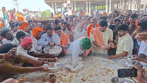 ಅಂಕಲಿಮಠದಲ್ಲಿ ನಿರುಪಾದೀಶ್ವರ ಜಾತ್ರೆ ನಿಮಿತ್ತ ಅಕ್ಕಿಪಾಯಸ ಕಾರ್ಯಕ್ರಮದಲ್ಲಿ ಫಕಿರೇಶ್ವರ ಶ್ರೀಗಳು ದೊಡ್ಡ ಪಾತ್ರೆಯಲ್ಲಿ ಪ್ರಸಾದವನ್ನು ಕೈಯಿಂದ ಕಲಿಸಿದರು. ಬಸವರಾಜ ಶ್ರೀಗಳು, ಸಿದ್ಧಾರ್ಥ ಶ್ರೀಗಳು ಇತರರಿದ್ದರು.