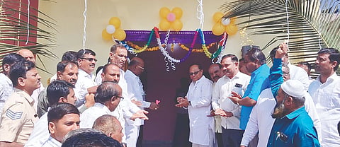 ಮುದಗಲ್‌ನಲ್ಲಿ  ಸಾರ್ವಜನಿಕ ಅಲೆಮಾರಿ ಗ್ರಂಥಾಲಯವನ್ನು ಶಾಸಕ ಮಾನಪ್ಪ ವಜ್ಜಲ್ ಮಂಗಳವಾರ ಉದ್ಘಾಟಿಸಿದರು. ಗ್ರಂಥಾಲಯದ ಅಧಿಕಾರಿ ಸಿದ್ಧಾರ್ಥ ಬಾವಿಕಟ್ಟಿ, ನರಸರೆಡ್ಡಿ, ಸೋಮಶೇಖರ್ ಯಳವಾರ, ಬಸರೆಡ್ಡಪ್ಪ, ಗ್ಯಾನಪ್ಪ ದಫೇದಾರ್ ಇದ್ದರು. 