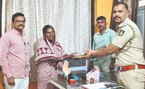  ಮಾದನಹಿಪ್ಪರಗಿಯಲ್ಲಿ ಕಳೆದುಕೊಂಡಿದ್ದ ಹಣವನ್ನು ಠಾಣಾಧಿಕಾರಿ ಮಹಾಂತೇಶ ಪಾಟೀಲ್​ ಅವರು ಗಂಗುಬಾಯಿ ಅವರಿಗೆ ಹಸ್ತಾಂತರಿಸಿದರು. ಅರುಣ ಝಳಕಿ, ಸೀತಾರಾಮ ಜಮಾದಾರ ಇದ್ದರು.