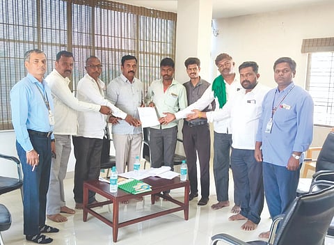 ಕಂಕಣವಾಡಿಯ ಡಾ.ಪ್ರಭಾಕರ ಕೋರೆ ಕೋ-ಆಪ್ ಸೊಸೈಟಿ ಸದಸ್ಯ ನಿಂಗಪ್ಪ ನಂದ್ಯಾಗೋಳ ವಾರಸುದಾರರಿಗೆ ಲಕ್ಷ ರೂ. ಅಪಘಾತ ವಿಮೆ ಚೆಕ್ ವಿತರಿಸಲಾಯಿತು. ರಾಜಶೇಖರ ಖನದಾಳೆ,  ಅಪ್ಪಾಸಾಹೇಬ ಬ್ಯಾಕೋಡ, ಶ್ರೀಶೈಲ ಮೂಡಲಗಿ, ಮಹಾಲಿಂಗ ಮುದ್ದಾಪುರ ಇತರರಿದ್ದರು.