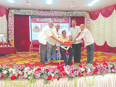 ಅಂಕಲಿ ಗ್ರಾಮದಲ್ಲಿರುವ ಕೆಎಲ್‌ಇ ಶಿಕ್ಷಣ ಸಂಸ್ಥೆಯ ಆವರಣದಲ್ಲಿ ಹಮ್ಮಿಕೊಂಡಿದ್ದ ತ್ಯಾಗವೀರ ಶಿರಸಂಗಿ ಲಿಂಗರಾಜ ಜಯಂತಿ ಕಾರ್ಯಕ್ರಮದಲ್ಲಿ ನಿವೃತ್ತ ಪ್ರಾಚಾರ್ಯ ಎಂ.ಟಿ.ಕುರಣಿ ಅವರನ್ನು ಸನ್ಮಾನಿಸಲಾಯಿತು. ಸುರೇಶ ಪಾಟೀಲ, ಅಣ್ಣಾಸಾಹೇಬ ಜಕಾತಿ ಇತರರಿದ್ದರು.