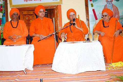 ಮಾನ್ವಿ ತಾಲೂಕಿನ ಚೀಕಲಪರ್ವಿ ರುದ್ರಮುನಿ ಶಿವಯೋಗಿಗಳ ಮಠದಲ್ಲಿ ಆಯೋಜಿಸಿದ್ದ ಧರ್ಮಸಭೆಯಲ್ಲಿ ಹುಬ್ಬಳ್ಳಿ ಮೂರು ಸಾವಿರ ಮಠದ ಗುರುಸಿದ್ಧ ರಾಜಯೋಗಿಂದ್ರ ಸ್ವಾಮೀಜಿ ಆಶೀರ್ವಚನ ನೀಡಿದರು. 