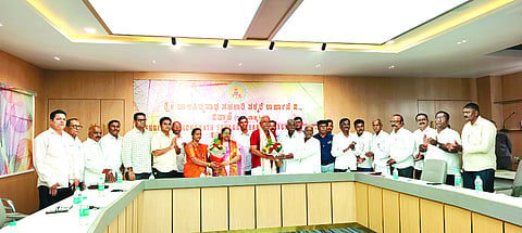  ನಿಪ್ಪಾಣಿಯ ಹಾಲಸಿದ್ಧನಾಥ ಸಹಕಾರ ಸಕ್ಕರೆ ಕಾರ್ಖಾನೆ ಕಾರ್ಯಾಧ್ಯಕ್ಷರಾಗಿ ಜಯಕುಮಾರ ಖೋತ ಮತ್ತು ಉಪಕಾರ್ಯಾಧ್ಯಕ್ಷೆಯಾಗಿ ಗೀತಾ ಪಾಟೀಲ ಆಯ್ಕೆಯಾದ ಹಿನ್ನೆಲೆಯಲ್ಲಿ ಸನ್ಮಾನಿಸಲಾಯಿತು. ಮಲಗೊಂಡಾ ಪಾಟೀಲ, ಪವನ ಪಾಟೀಲ, ಅಪ್ಪಾಸಾಹೇಬ ಶಿರಗಾವೆ, ಸಮಿತ ಸಾಸನೆ, ಪವನ ಪಾಟೀಲ ಇತರರಿದ್ದರು.