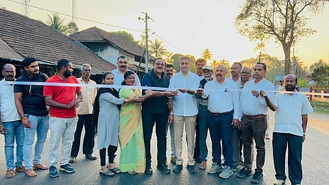    ಪೊನ್ನಂಪೇಟೆ ಸಮೀಪದ ದೇವರಪುರದಲ್ಲಿ ಪೂರ್ಣಗೊಂಡ ರಸ್ತೆಕಾಮಗಾರಿಯನ್ನು ರಿಬ್ಬನ್ ಕತ್ತರಿಸುವ ಮೂಲಕ ಉದ್ಘಾಟಿಸಿದರು. ಚೆಪ್ಪುಡಿರ ಅರುಣ್ ಮಾಚಯ್ಯ, ಟಾಟೂ ಮೊಣ್ಣಪ್ಪ,ಮೀದೇರಿರ ನವೀನ್ ಹಾಗೂ ಇತರರಿದ್ದರು.