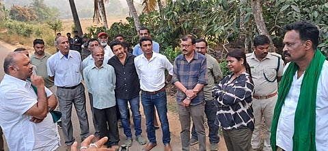 ಪೊನ್ನಂಪೇಟೆ ಸಮೀಪದ ಬೆಸಗೂರಿನಲ್ಲಿ ಹುಲಿ ಸೆರೆ ಹಿಡಿಯಲು ರೈತರು ಪ್ರತಿಭಟನೆ ನಡೆಸಿದ ಸಂದರ್ಭ, ರೈತ ಸಂಘ ಅಧ್ಯಕ್ಷ ಕಾಡ್ಯಮಾಡ ಮನುಸೋಮಯ್ಯ, ಸಿಸಿಎಫ್ ಸೋನಂ ರುಸ್ನಿ, ಎಸಿಎಫ್ ಗೋಪಾಲ್, ರೈತ ಸಂಘ ಸದಸ್ಯರು ಹಾಗೂ ಗ್ರಾಮಸ್ಥರು ಹಾಜರಿದ್ದರು.