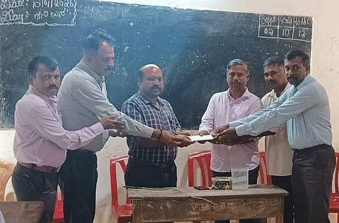 ಬಾಳೆಲೆ ವಿಜಯಲಕ್ಷ್ಮಿ ವಿದ್ಯಾ ಸಂಸ್ಥೆಯ ಹಳೆಯ ವಿದ್ಯಾರ್ಥಿಗಳು ಶಾಲೆಯ ಧನಸಹಾಯ ಮಾಡಿದ ಸಂದರ್ಭ ಶಿಕ್ಷಕ ಚಂದ್ರಶೇಖರ್, ಶಿವದಾಸನ್ ,ಸುಂದರ ,ಶಿವಪ್ಪ ,ಮುಕುಂದ, ಅಶ್ವಿನಿ, ಅರವಿಂದ, ಪವನ್ ,ಮಂಜುನಾಥ್, ಭೀಮಣಿ ಇದ್ದರು.