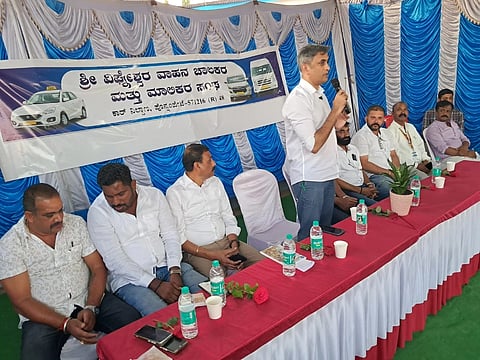 ಪೊನ್ನಂಪೇಟೆ ಆಟೋ ನಿಲ್ದಾಣಕ್ಕೆ ಇತ್ತೀಚೆಗೆ ಮೇಲ್ಚಾವಣಿ ನಿರ್ಮಿಸಿಕೊಟ್ಟ ಕೃತಜ್ಞತೆಗಾಗಿ ಹೂಕುಂಡ ನೀಡಿ ಗೌರವಿಸುತ್ತಿರುವ ಆಟೋ ಚಾಲಕರ ಸಂಘದ ಅಧ್ಯಕ್ಷ ಅಜ್ಜಿಕುಟ್ಟೀರ ಪೊನ್ನಪ್ಪ. ಶಾಂತ, ಸುರೇಶ್, ಮಂಜು, ಸುಧಿ ,ಗಣೇಶ್ ಹಾಗೂ ಇತರರಿದ್ದರು.