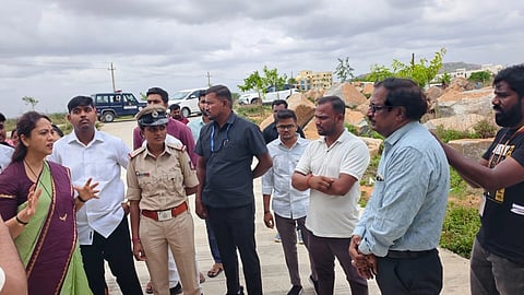 ರಾಯಚೂರಿನ ಹೊರವಲಯದ ನಗರದ ಹೊರವಲಯದ ಸಿದ್ರಾಂಪುರದಲ್ಲಿ  ನಿರ್ಮಾಣಗೊಂಡಿರುವ  ಸರ್ಕಾರಿ ಮಾದರಿ ಪದವಿ ಕಾಲೇಜು ಕಟ್ಟಡಕ್ಕೆ ಕರ್ನಾಟಕ ರಾಜ್ಯ ಮಹಿಳಾ ಆಯೋಗದ ಅಧ್ಯಕ್ಷರಾದ ಡಾ.ನಾಗಲಕ್ಷ್ಮೀ ಚೌಧರಿ ಅವರು ಶುಕ್ರವಾರ ಭೇಟಿ ನೀಡಿದರು. ಕೆಕೆಆರ್‌ಟಿಸಿ ಜಿಲ್ಲಾ ನಿಯಂತ್ರಣಾಧಿಕಾರಿ ಇಮಾಮ್ ಸಾಬ್, ಮಹಿಳಾ ಮತ್ತು ಮಕ್ಕಳ ಅಭಿವೃದ್ಧಿ ಇಲಾಖೆಯ ಉಪ ನಿರ್ದೇಶಕಿ ಶರಣಮ್ಮ,  ನಿರೂಪಣಾಧಿಕಾರಿ ಕುಮಾರ್,ಹಿಂದುಳಿದ ವರ್ಗಗಳ ಕಲ್ಯಾಣ ಇಲಾಖೆಯ ಜಿಲ್ಲಾ ಅಧಿಕಾರಿ ಸುನೀತಾ, ಸಿಪಿಐ ಉಮೇಶ ಕಾಂಬ್ಳೆ ಇದ್ದರು.