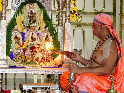 ಮಂತ್ರಾಲಯದ ಶ್ರೀ ರಾಘವೇಂದ್ರ ಸ್ವಾಮಿಗಳ ಮಠದ ಪೀಠಾಧಿಪತಿ ಶ್ರೀ ಸುಬುಧೇಂದ್ರ ತೀರ್ಥರು ಸೋಮವಾರ ಶ್ರೀಮಠದಲ್ಲಿ  14ನೇ ಚಾತುರ್ಮಾಸ್ಯ ದೀಕ್ಷೆಯನ್ನು ಆರಂಭಿಸಿ ಮೂಲ ರಾಮ ಮೂರ್ತಿಗಳಿಗೆ ವಿಶೇಷ ಪೂಜೆ ಸಲ್ಲಿಸಿದರು.