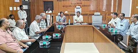 ರಾಯಚೂರಿನ ಜಿಲ್ಲಾಡಳಿತ ಭವನದಲ್ಲಿ ಗುರುವಾರ ಸಂಜೆ ಎಡಿಸಿ ಶಿವಾನಂದ ಭಜಂತ್ರಿ ಅಧ್ಯಕ್ಷತೆಯಲ್ಲಿ  ಶ್ರೀ ಶಂಕರಾಚಾರ್ಯ ಜಯಂತಿಯ ಪೂರ್ವಭಾವಿ ಸಭೆ ನಡೆಯಿತು. ಕನ್ನಡ ಮತ್ತು ಸಂಸ್ಕೃತಿ ಇಲಾಖೆಯ ಸಹಾಯಕ ನಿರ್ದೇಶಕಿ ಉತ್ತರಾದೇವಿ, ಸಮಾಜದ ಮುಖಂಡರಾದ ಸಿ.ವಸಂತ ರಾವ್, ಕೃಷ್ಣಮೂರ್ತಿ ಹೆಬಸೂರು, ಹೆಚ್.ಹನುಮಂತ, ಶಿವಪ್ರಸಾದ್, ರಮೇಶ ಕುಮಾರ್, ಚಂದ್ರಶೇಖರ ವಿದ್ಯಾ, ವಿಷ್ಣುವರ್ಧನ, ವಿನೋಧ ಸಾಗರ್, ಜಯ ಕುಮಾರ ಇದ್ದರು.