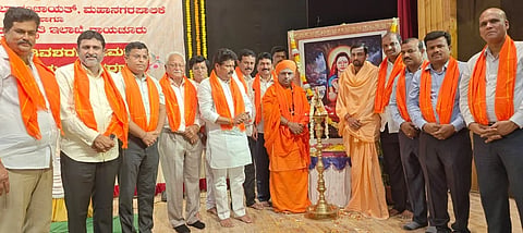 ಯೋಜನೆ ಮತ್ತು ಸಾಂಖ್ಯಿಕ ಸಚಿವ  ಡಿ.ಸುಧಕರ್ ನಿಧನದ ಹಿನ್ನೆಲೆಯಲ್ಲಿ  ರಾಯಚೂರಿನ ಪಂ.ಸಿದ್ದರಾಮ ಜಂಬಲದಿನ್ನಿ ರಂಗಮಂದಿರದಲ್ಲಿ  ಜಿಲ್ಲಾಡಳಿತದಿಂದ ಭಾನುವಾರ ಹಮ್ಮಿಕೊಂಡಿದ್ದ ಹೇಮರೆಡ್ಡಿ ಮಲ್ಲಮ್ಮ ಜಯಂತಿ ಸರಳವಾಗಿ ಆಚರಿಸಲಾಯಿತು. ಮಂಗಳವಾರಪೇಟೆ ವೀರಸಂಗಮೇಶ್ವರ ಸ್ವಾಮೀಜಿ, ಸೋಮವಾರಪೇಟೆ ಹಿರೇಮಠದ ಅಭಿನವ ರಾಚೋಟಿ ವೀರ ಶಿವಾಚಾರ್ಯ ಸ್ವಾಮೀಜಿ ಹಾಗೂ ಶಾಸಕ ಬಸನಗೌಡ ದದ್ದಲ್, ಕೃಷಿ ಉತ್ಪನ್ನ ಮಾರುಕಟ್ಟೆ ಸಮಿತಿ ಅಧ್ಯಕ್ಷ  ಮಲ್ಲಿಕಾರ್ಜುನ ಗೌಡ,ವಿಭಾಗೀಯ ಸಹಾಯಕ ಆಯುಕ್ತ ಡಾ.ಹಂಪಣ್ಣ ಸಜ್ಜನ್, ತಹಶಿಲ್ದಾರ್ ಸುರೇಶ್ ವರ್ಮಾ ಅವರು ಶಿವಶರಣೆ ಹೇಮರಡ್ಡಿ ಮಲ್ಲಮ್ಮ  ಭಾವಚಿತ್ರಕ್ಕೆ ಪುಷ್ಪನಮನ ಸಲ್ಲಿಸಿದರು.