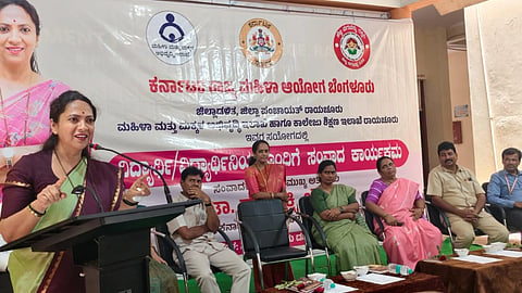  ರಾಯಚೂರಿನ ನಗರದ ಸರ್ಕಾರಿ ಪ್ರಥಮ ದರ್ಜೆ ಕಾಲೇಜಿನಲ್ಲಿ ಶುಕ್ರವಾರ ರಾಜ್ಯ ಮಹಿಳಾ ಆಯೋಗದ ಅಧ್ಯಕ್ಷೆ ಡಾ.ನಾಗಲಕ್ಷ್ಮೀ ಚೌಧರಿ ವಿದ್ಯಾರ್ಥಿಗಳೊಂದಿಗೆ ಸಂವಾದ ನಡೆಸಿದರು. ಮಹಿಳಾ ಮತ್ತು ಮಕ್ಕಳ ಅಭಿವೃದ್ಧಿ ಇಲಾಖೆಯ ಉಪ ನಿರ್ದೇಶಕಿ ಶರಣಮ್ಮ, ಸರ್ಕಾರಿ ಪ್ರಥಮ ದರ್ಜೆ ಕಾಲೇಜಿನ ಪ್ರಾಚಾರ್ಯ  ಡಾ.ಯಂಕಣ್ಣ, ಪರಿಸರ ಪ್ರೇಮಿ ಈರಣ್ಣ ಕೋಸಗಿ, ಸಹಾಯಕ ಪ್ರಾಧ್ಯಾಪಕ ಡಾ.ಸಂತೋಷ ಕುಮಾರ, ಸಹಾಯಕ ಪ್ರಾಧ್ಯಾಪಕ ಮಹದೇವಪ್ಪ, ಮಹಿಳಾ ಮತ್ತು ಮಕ್ಕಳ ಅಭಿವೃದ್ಧಿ ಇಲಾಖೆಯ ನಿರೂಪಣಾಧಿಕಾರಿ ಕುಮಾರ್ ಇದ್ದರು.